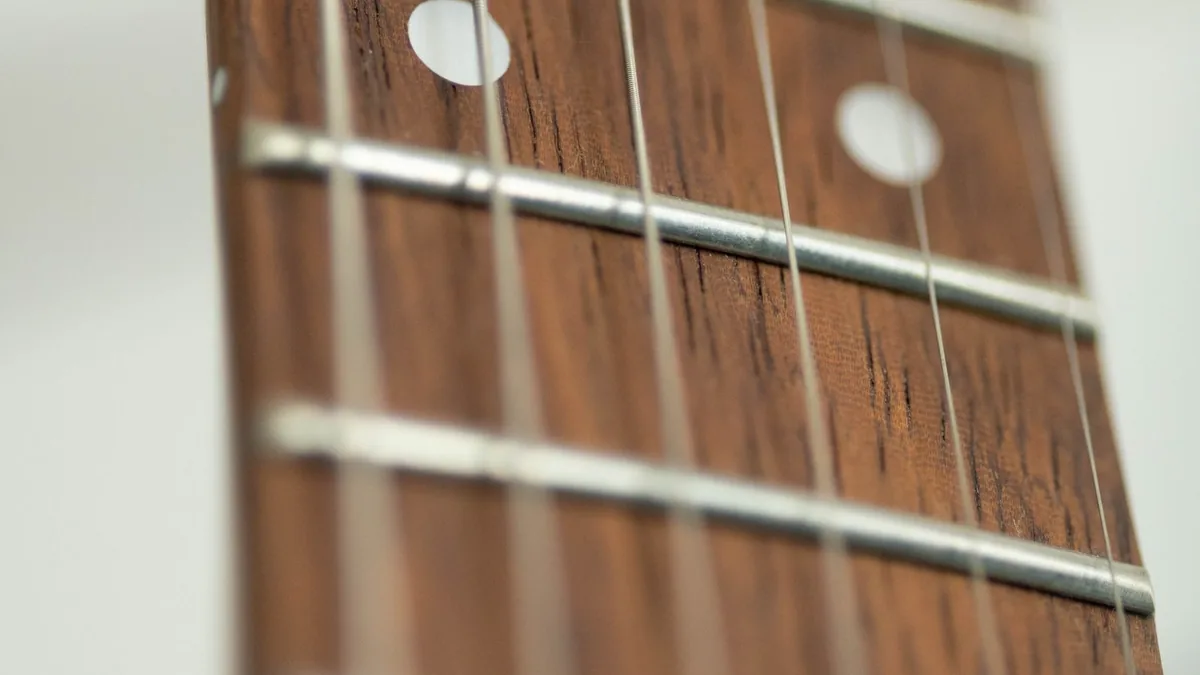 Bra&ccedil;o de guitarra com marca&ccedil;&otilde;es na escala — curso Mestre da Pentat&ocirc;nica