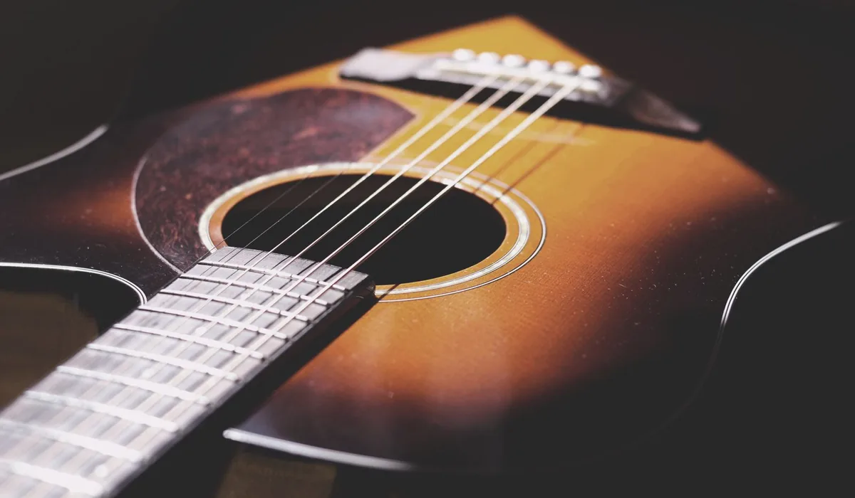 cordas de violão de perto, mostrando a espessura diferente de cada uma