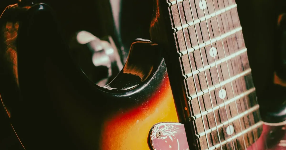 jogos de cordas de guitarra encapadas e comuns numa bancada