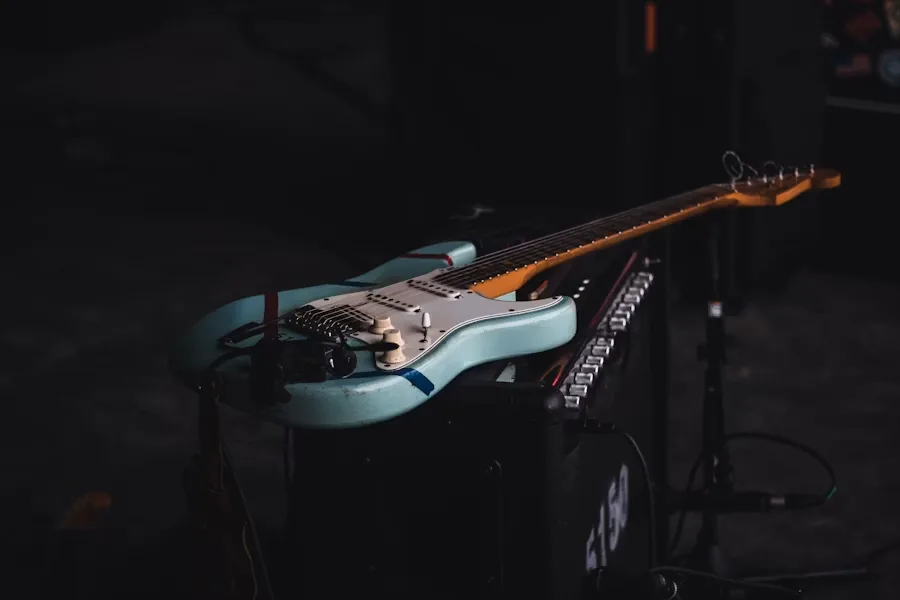 Guitarra Stratocaster e Telecaster lado a lado na bancada