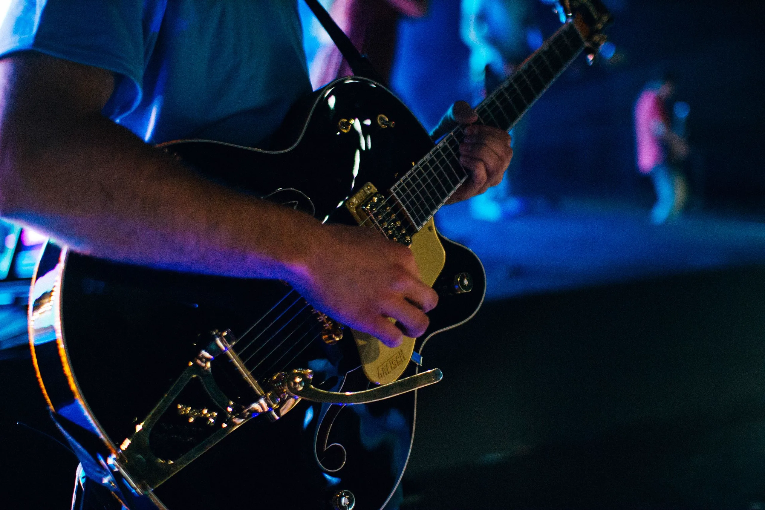 guitarrista tocando guitarra semi-hollow no palco