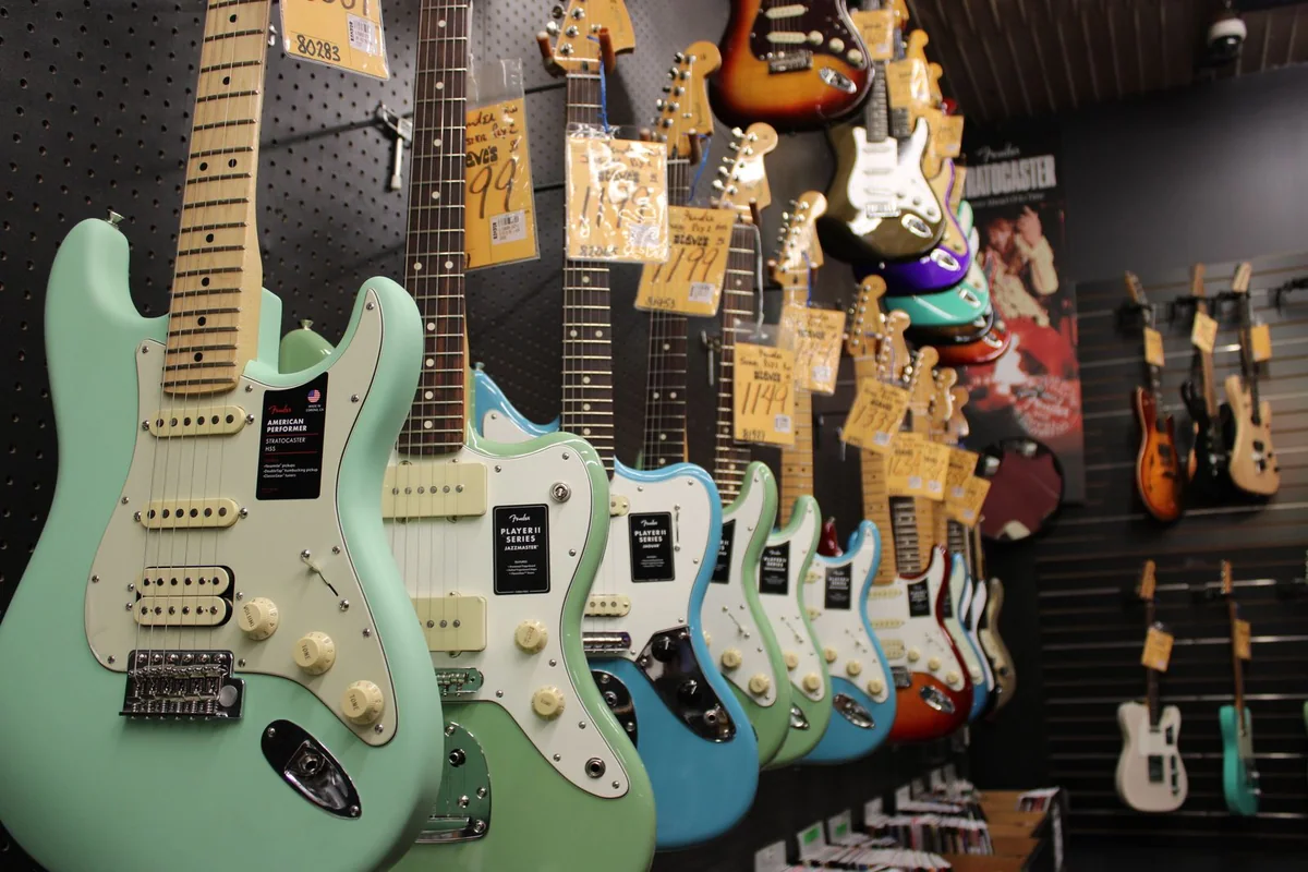 parede de loja com instrumentos pendurados e etiquetas de preço presas em cada um