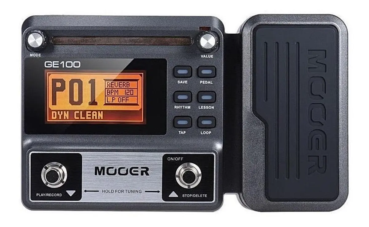Pedaleira Mooer GE100 vista de cima: display LCD laranja no preset P01 DYN CLEAN, knobs MODE e VALUE e pedal de expressão
