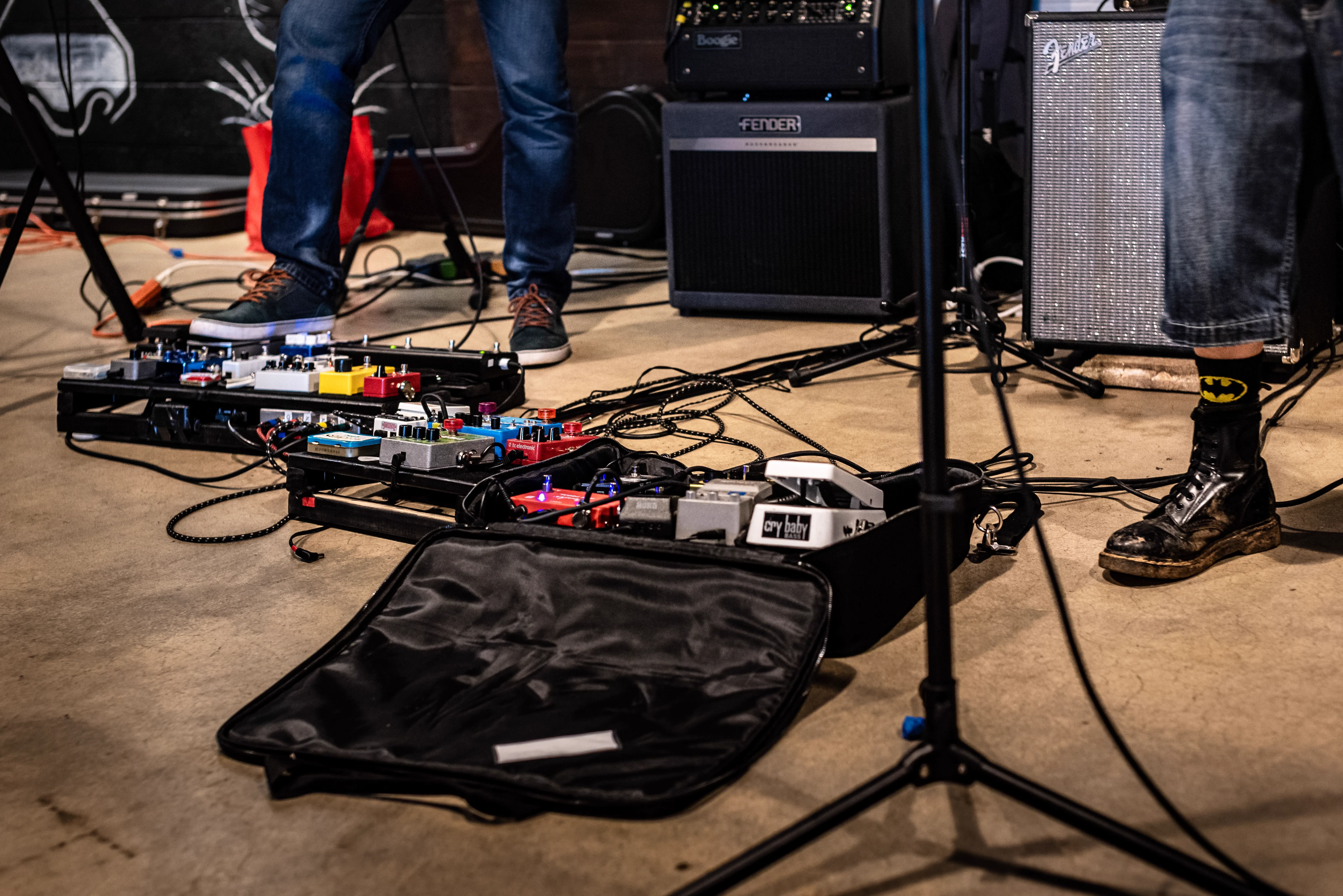 detalhe de cabos e conexões de um pedalboard profissional
